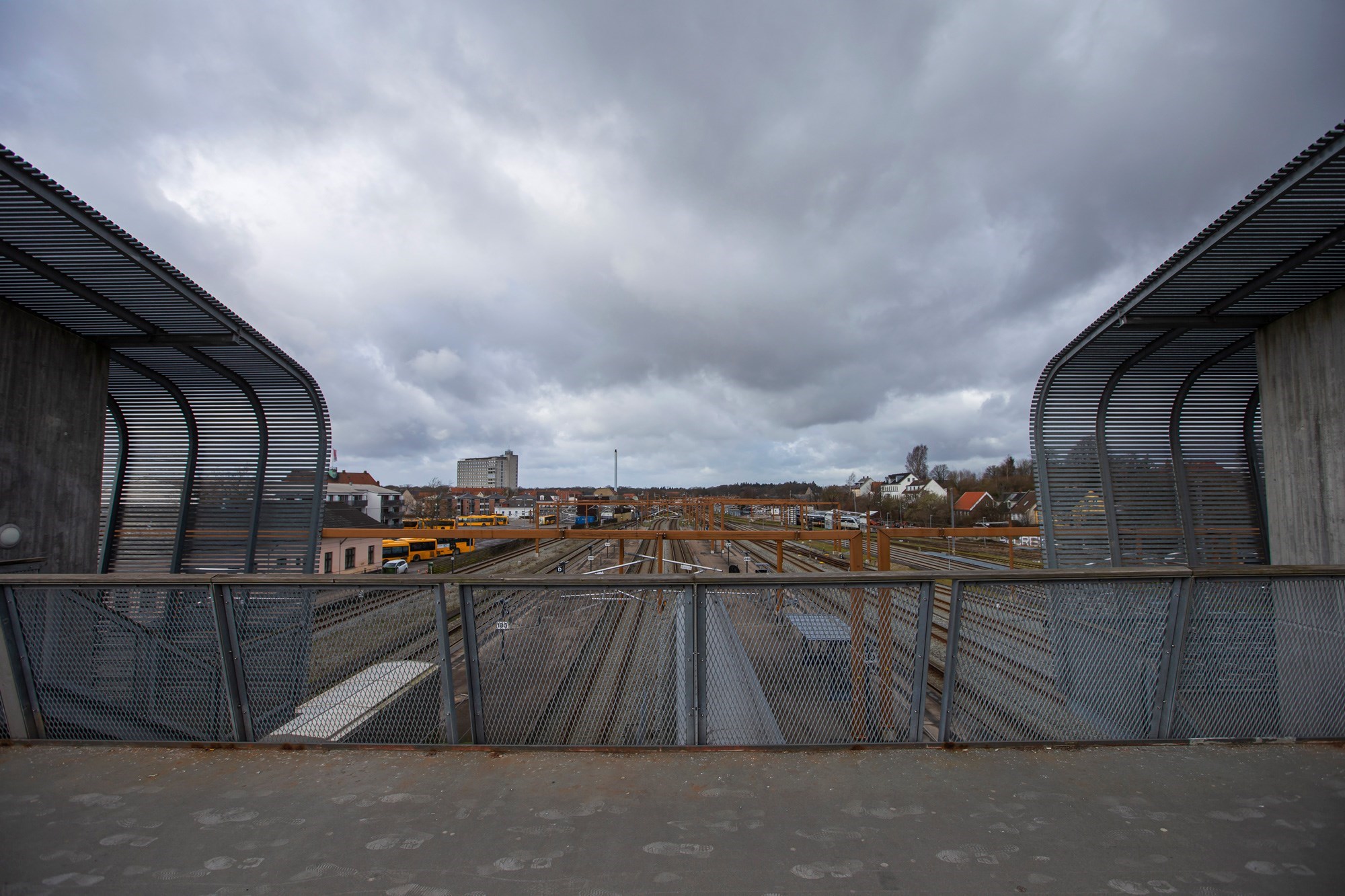 Fodgængerovergang med udsigt til jernbaneskinnerne
