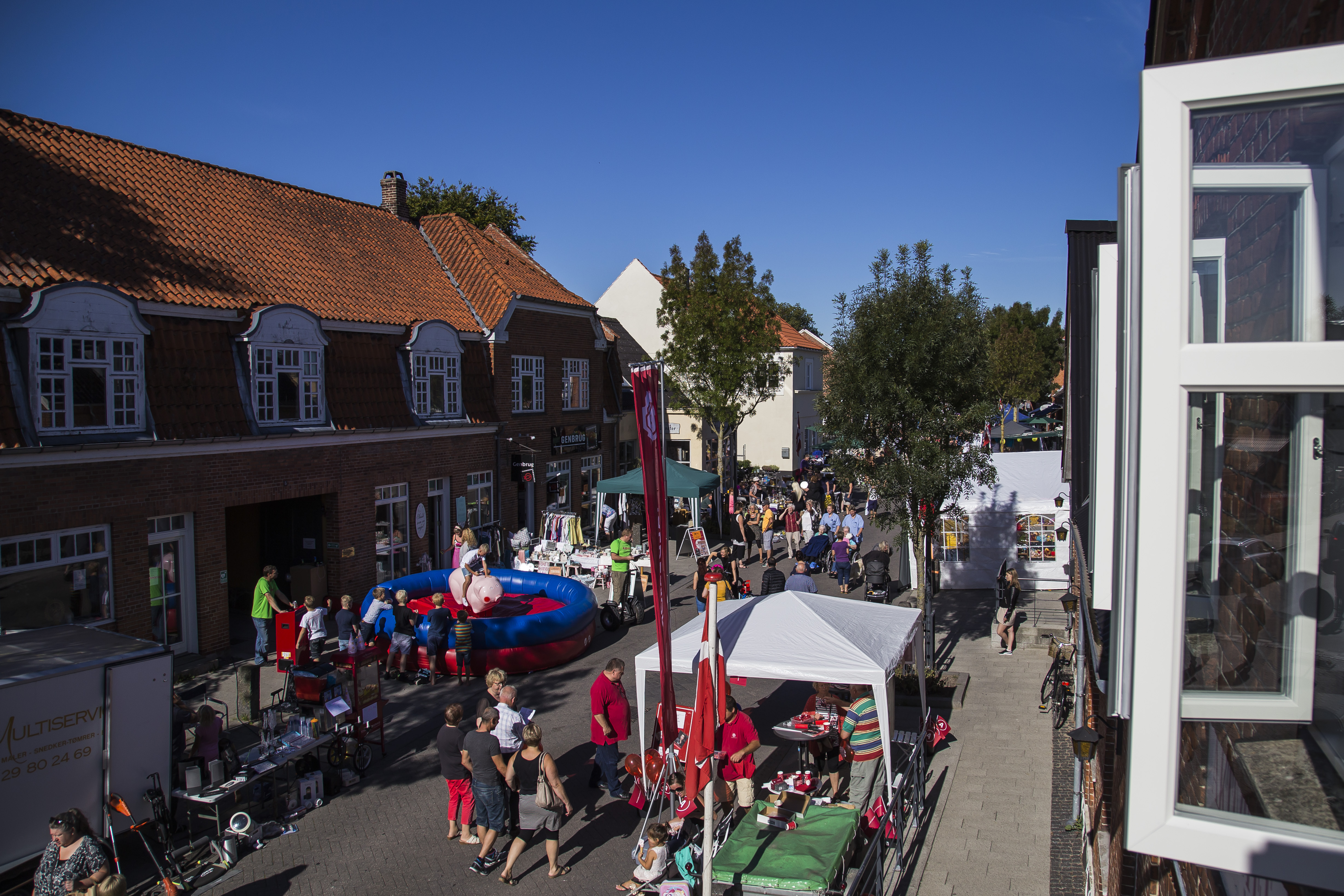 Telte, rodeotyr, mennesker og fest i gade. 