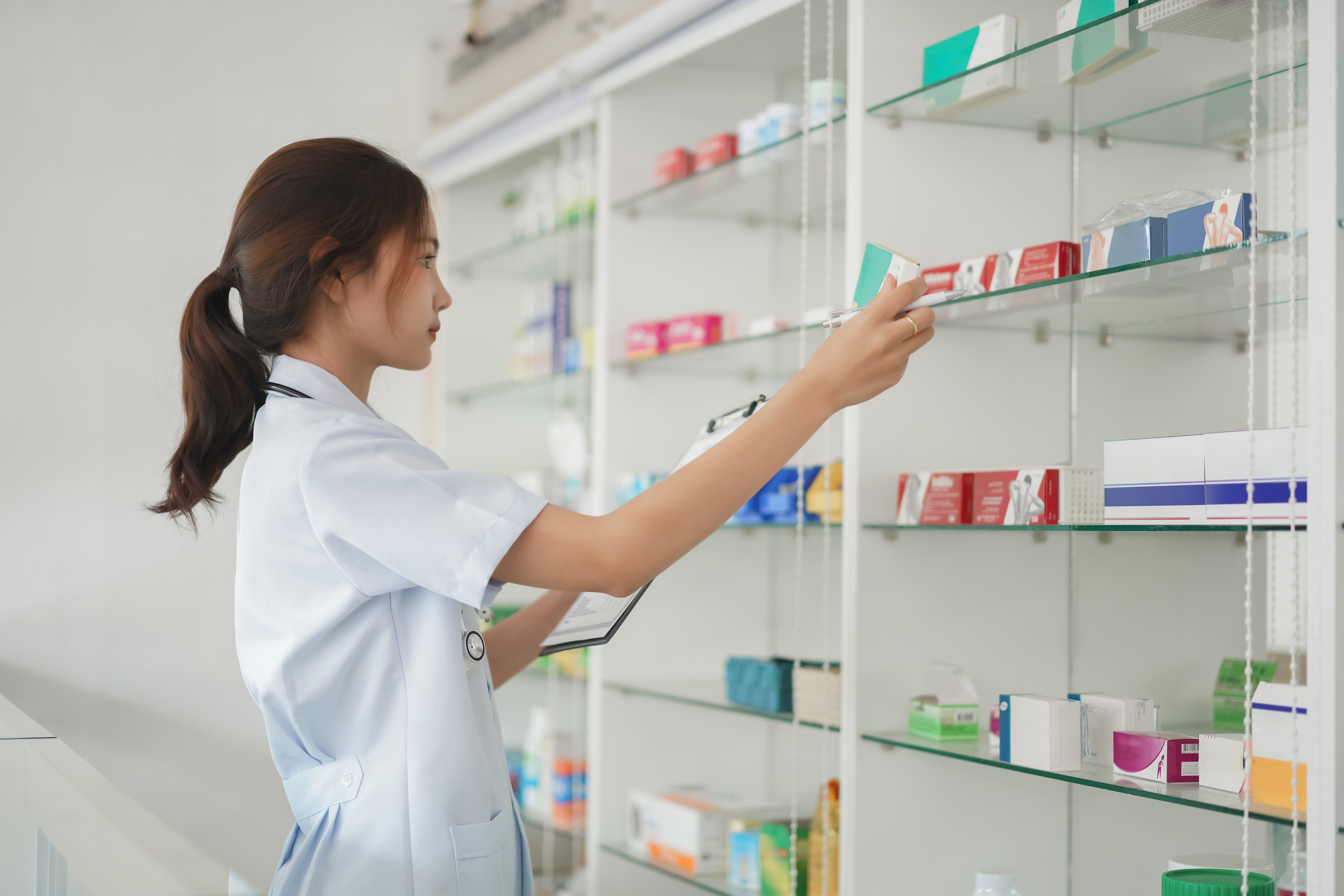 Dame på apotek med forskellige medicinpræparater