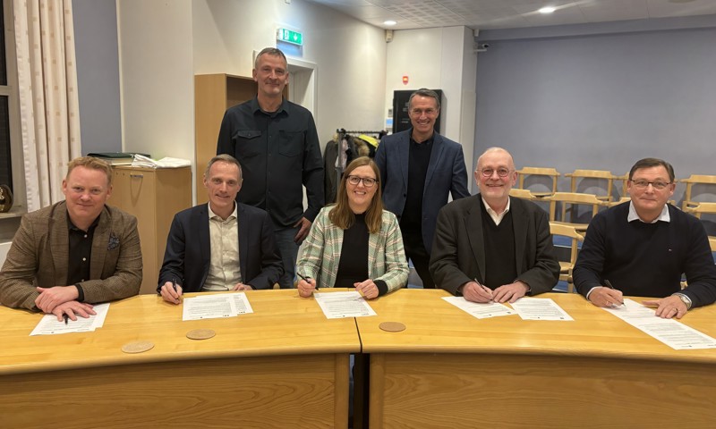Lars Hoppe Søe, Carsten Rasmussen sammen med rektorer og direktører fra de fem uddannelsesinstitutioner: Zealand, EUC Sjælland, ZBC, Herlufsholm Skole og Næstved Gymnasium og HF