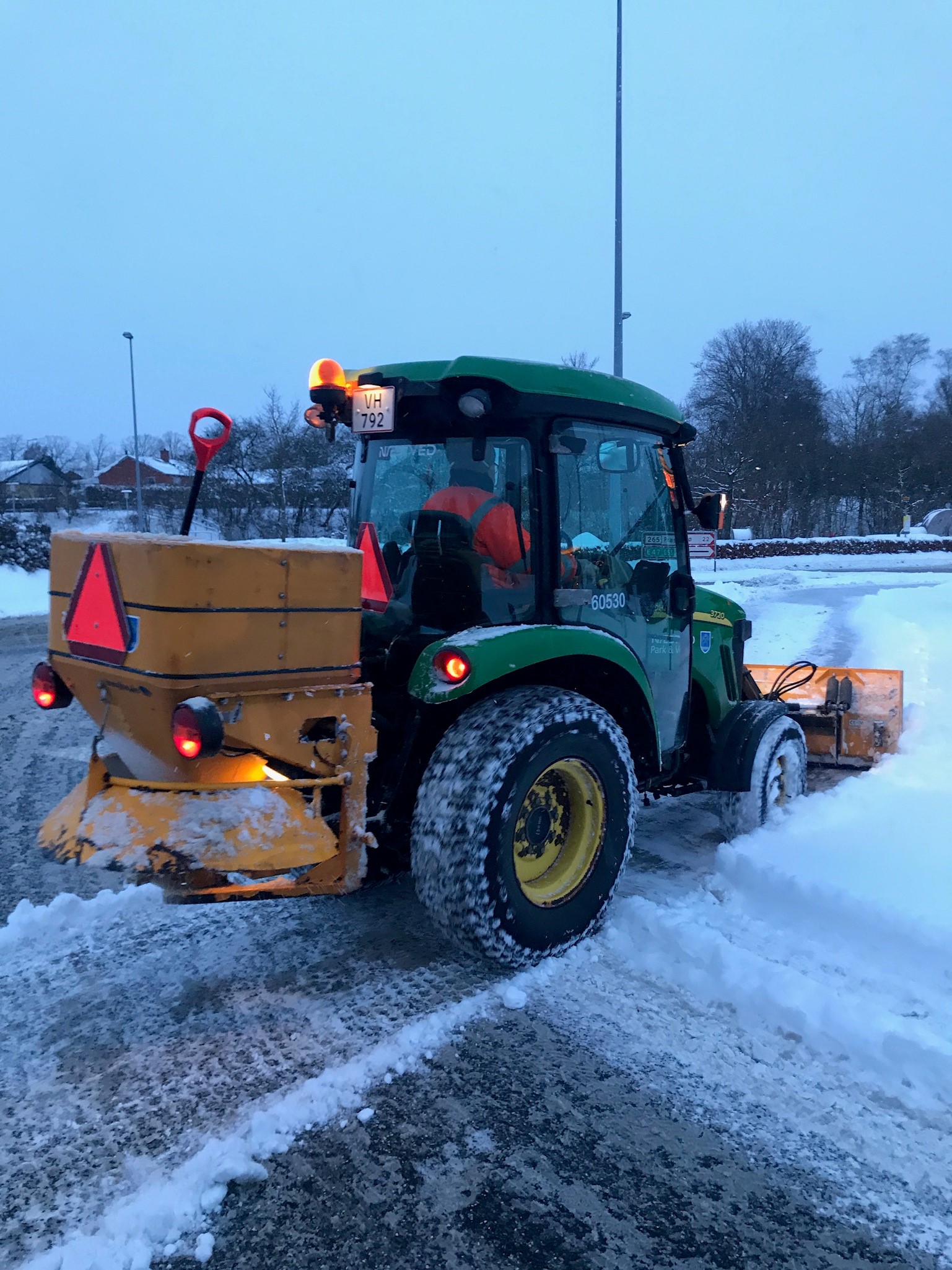 Sneplov foretager snerydning på landevej