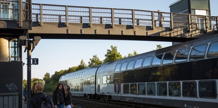 Teenage piger står på Glumsø station 