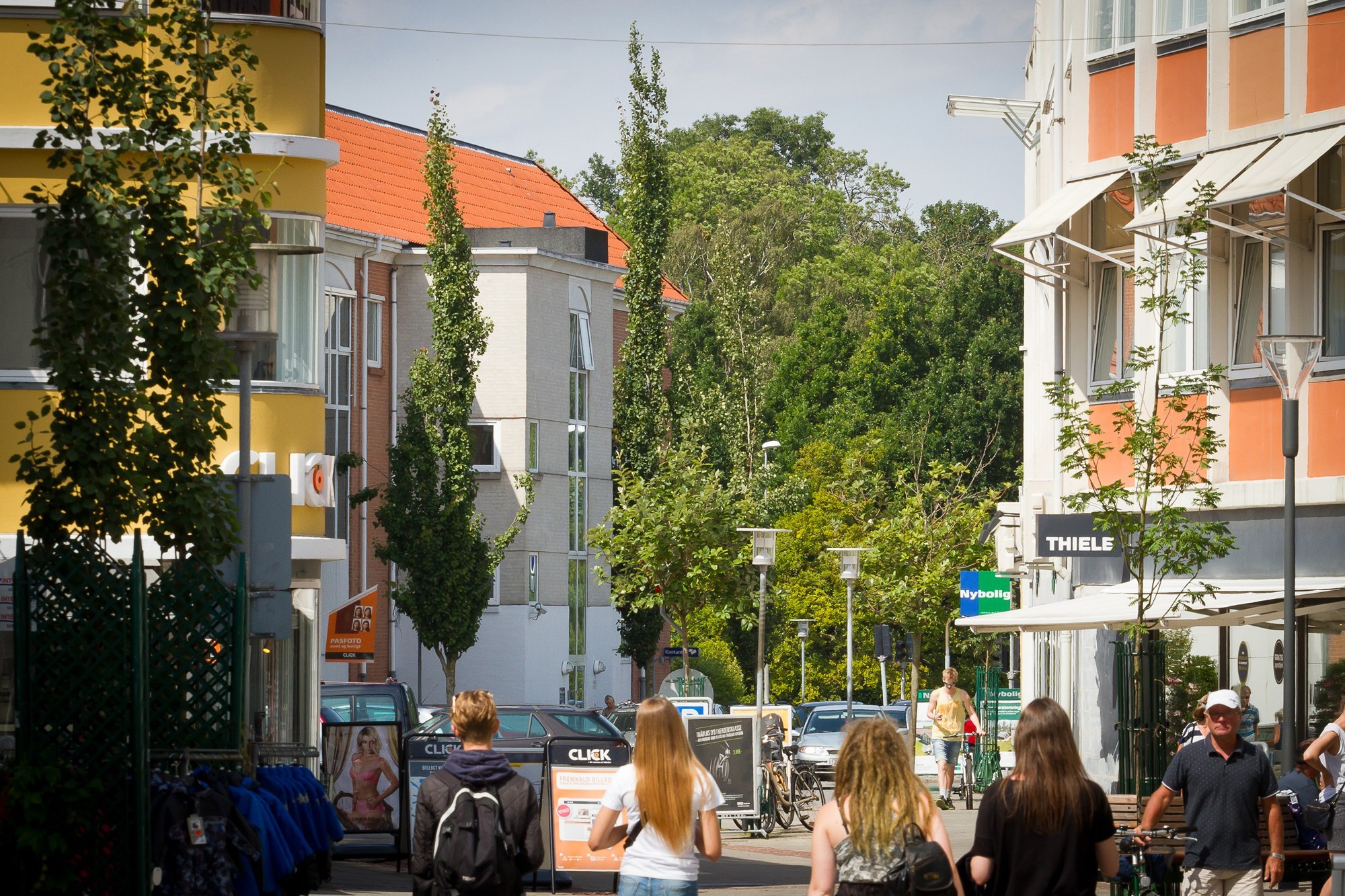 Mennesker går igennem gågaden i Næstved
