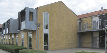 Omsorgsboligerne på Jasminvej set fra vejen
