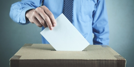 Stemmeseddel lægges i valgurne