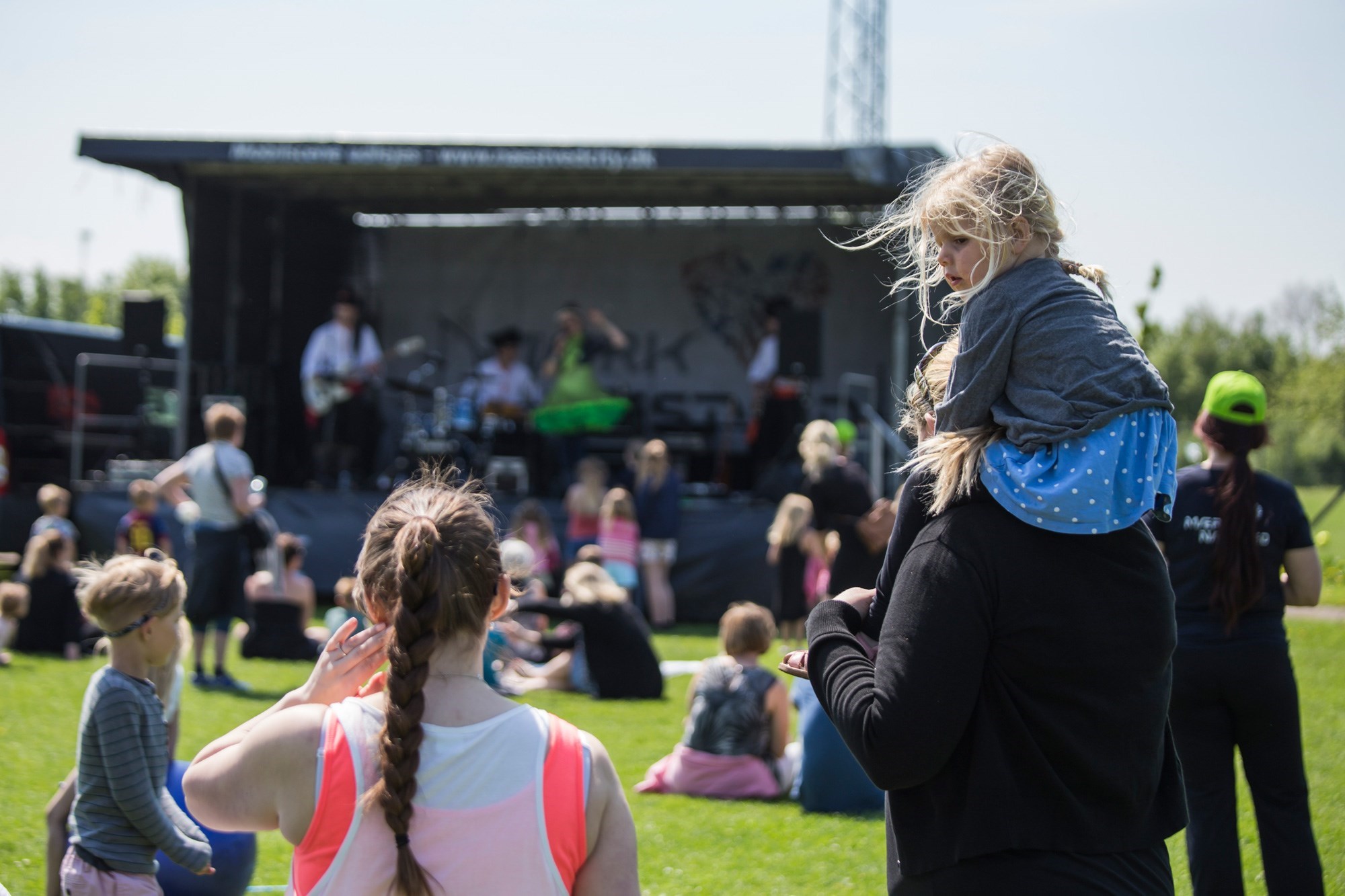 Børn Og Voksne Foran udendørs Scene