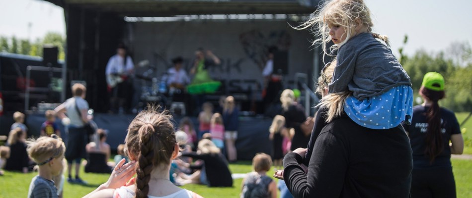 Børn Og Voksne Foran udendørs Scene