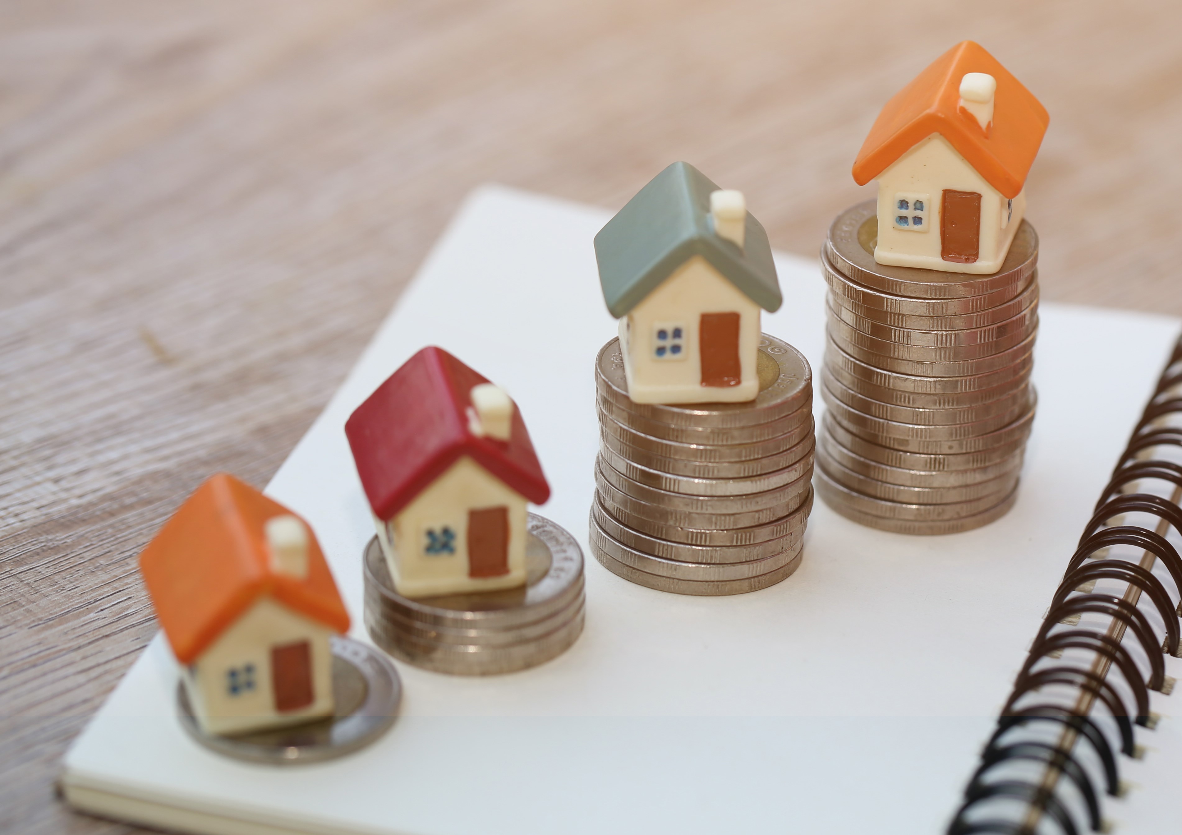 Fire små huse, der står ovenpå mønter