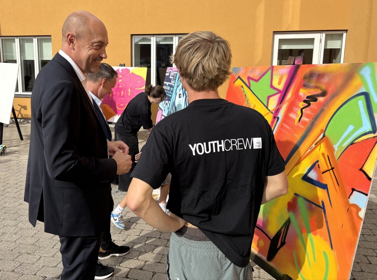 Minister kigger på graffitikunst