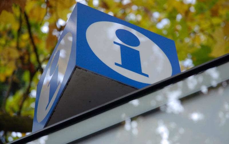 Blåt og hvidt infoskilt 