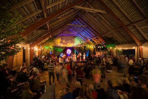 Aftenarrangement med hyggeligt og festlig belysning i lade