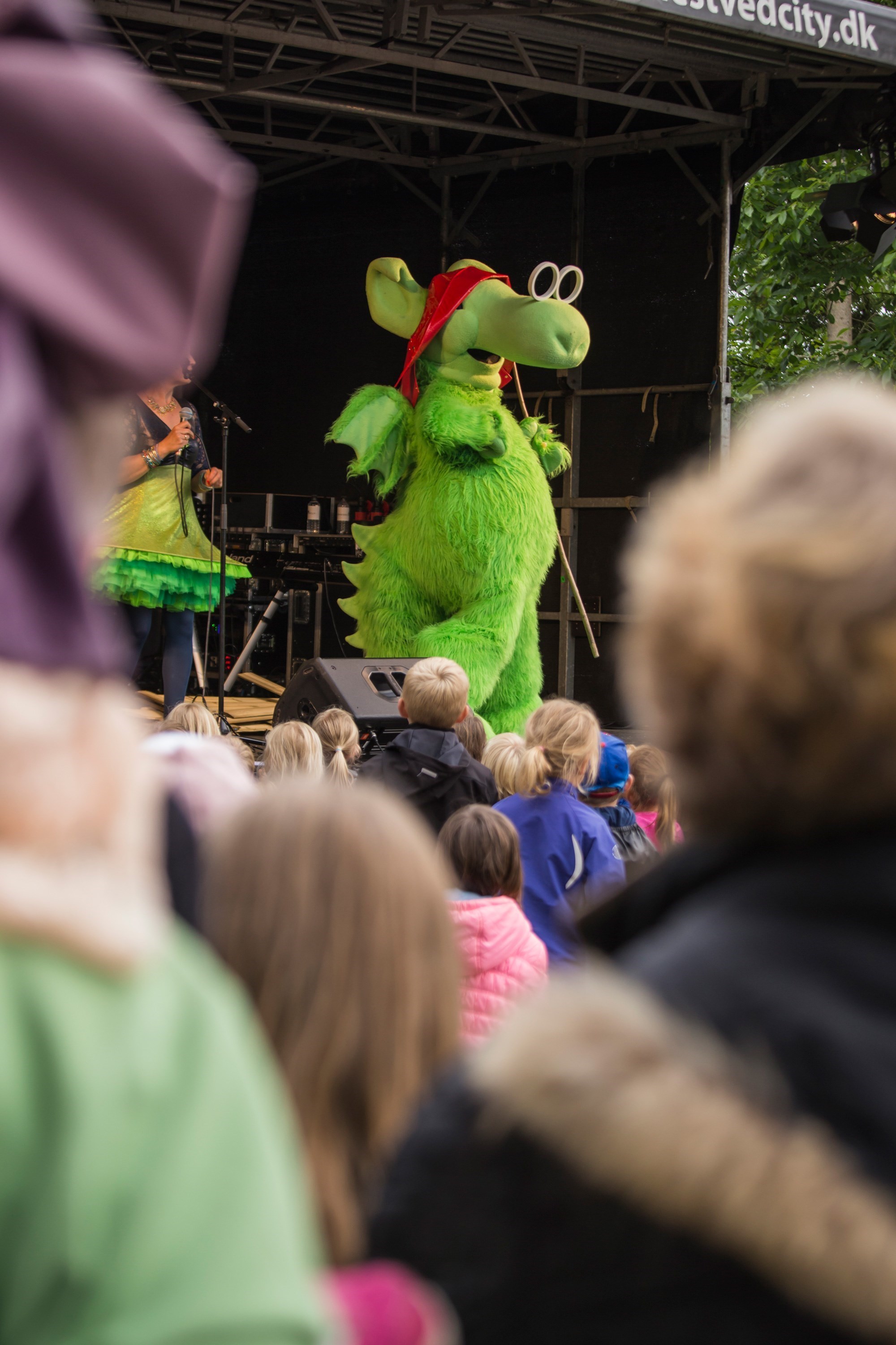 Næssie Optræder Foran Børn i Næstved
