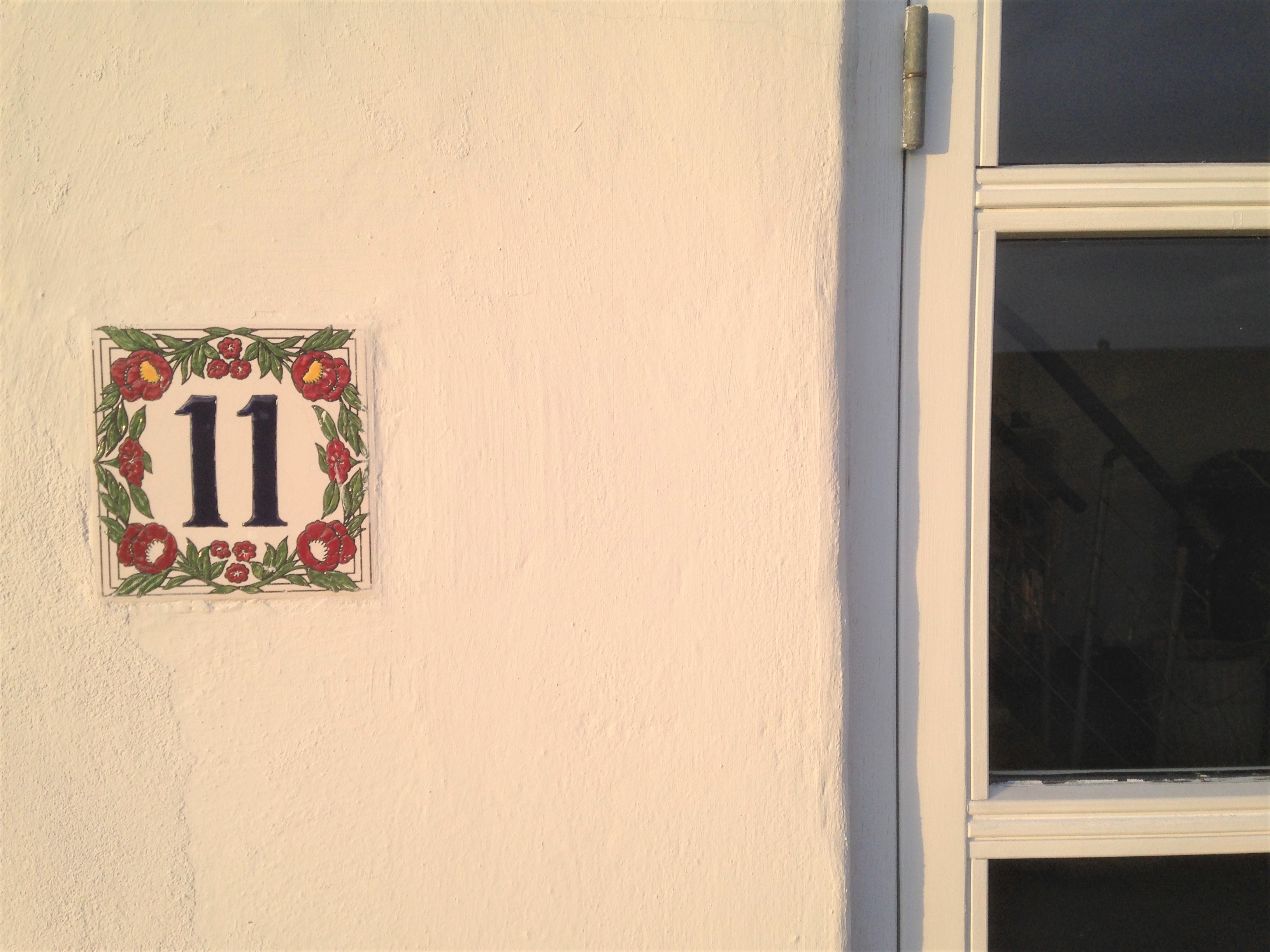 Husnummer på husmur