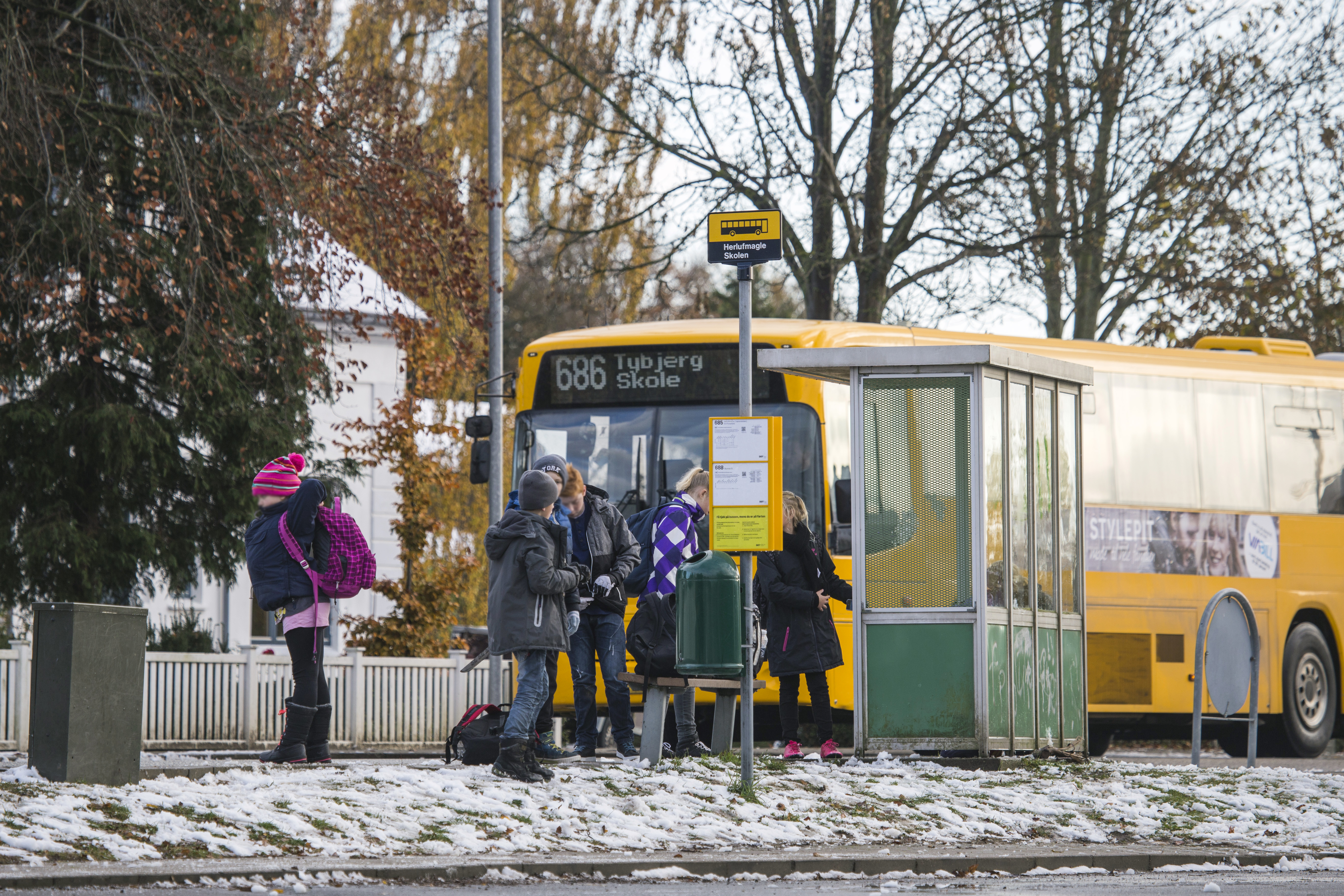 Elever ved en skolebus