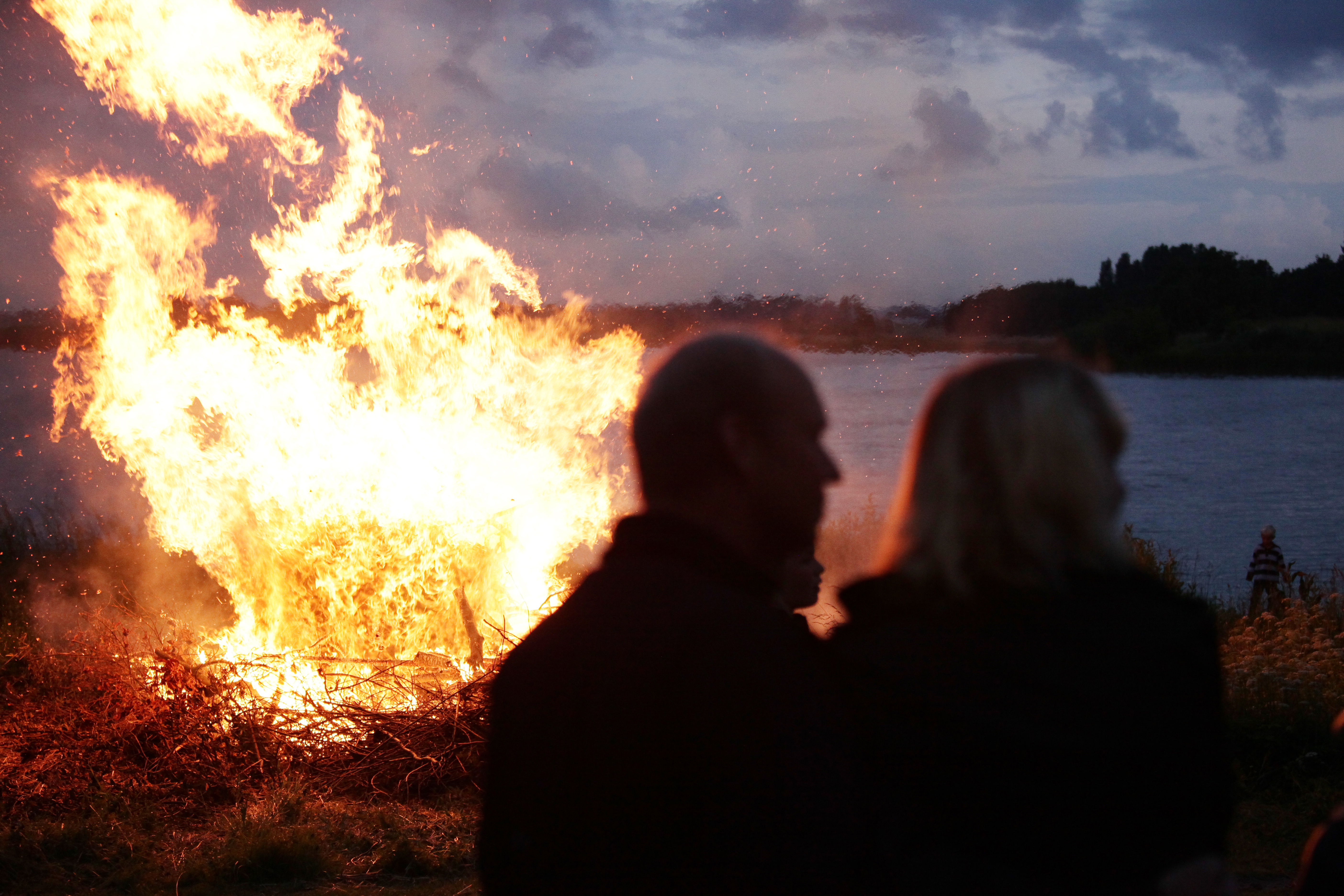 Bål og personer rundt om. 