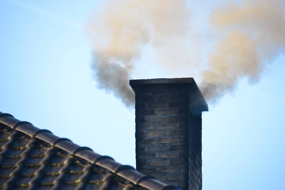 Skorsten med hvid røg