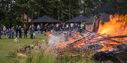 Sankt Hans Bål brænder Ved Friluftszonen i Herlufmagle med mennesker i baggrunden