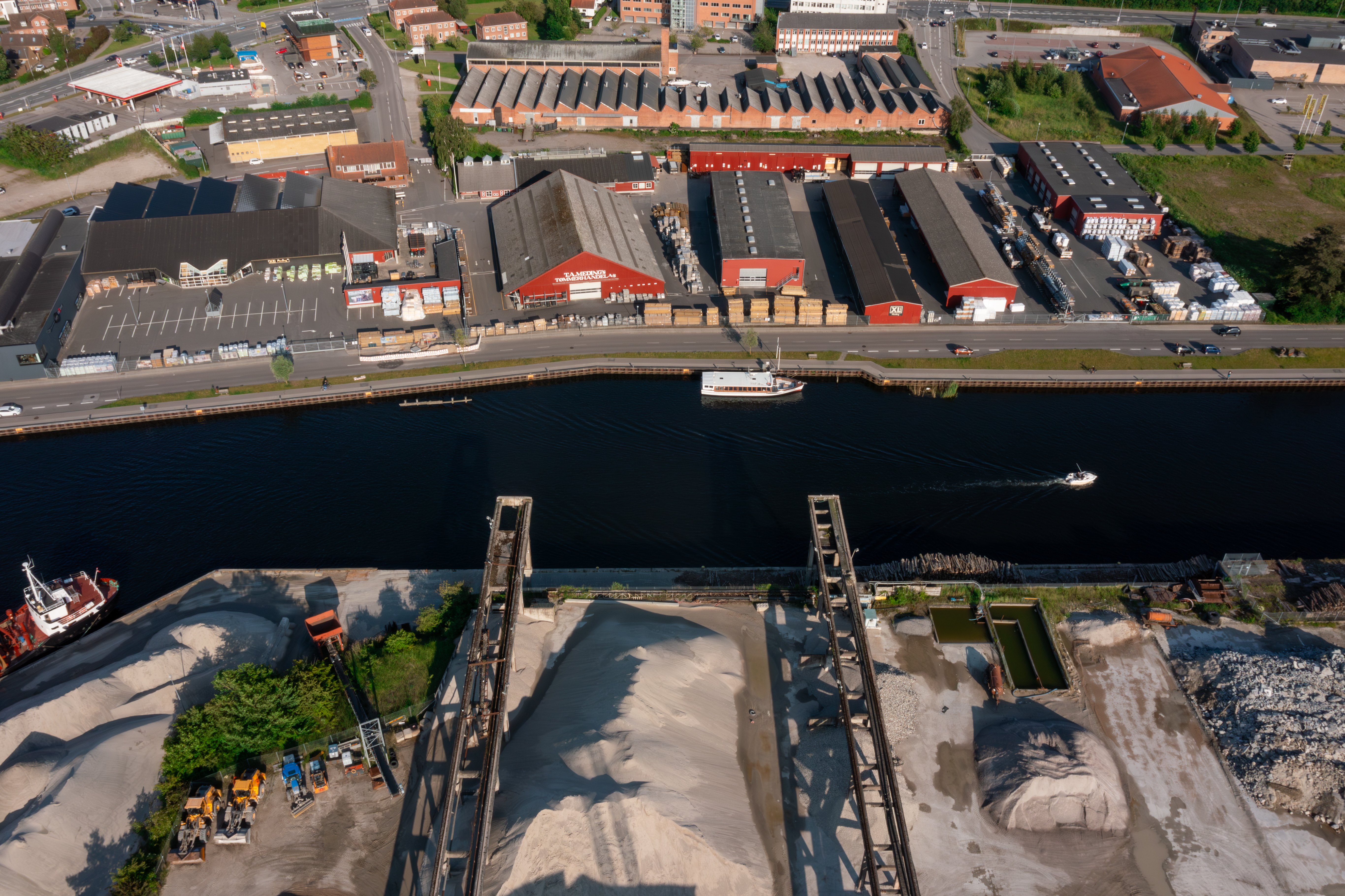 Droneudsigt over kanalen i Næstved lige inden havnebassin med kraner