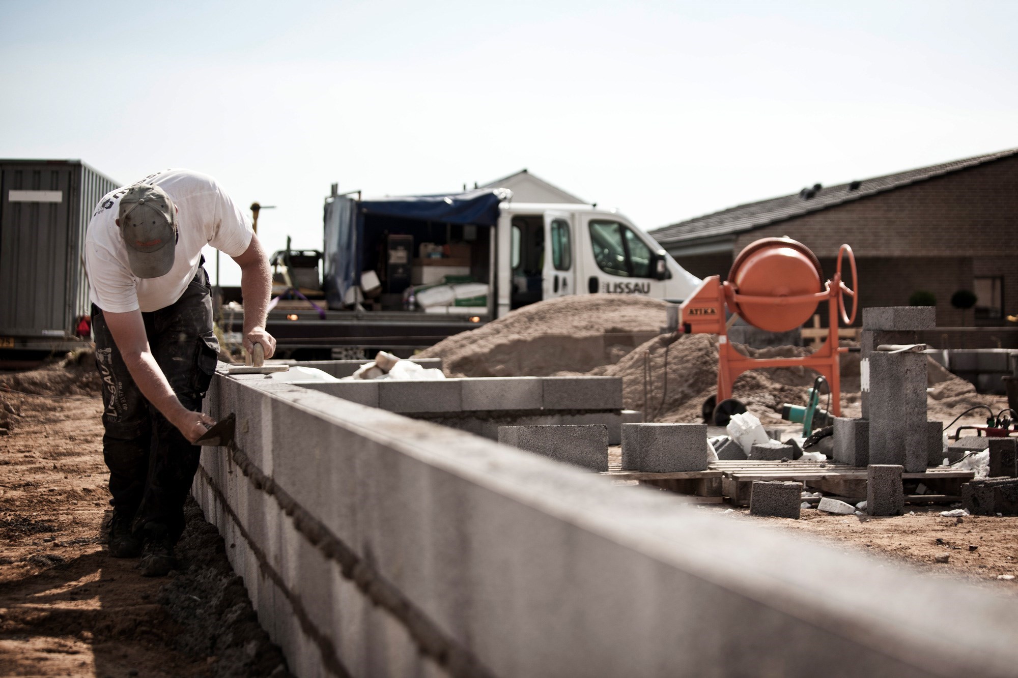 En Murer er ved at cementere 